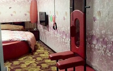 Uçuşu Ertelenen Kadın Müşterileri 'Fantazi Otel'e Yolladılar