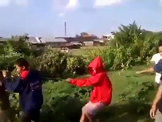 Anak ini dibawa terbang sama layangan