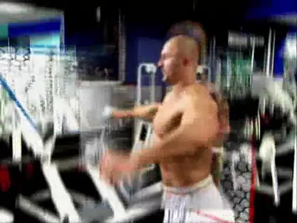 Разведение рук с гантелями стоя