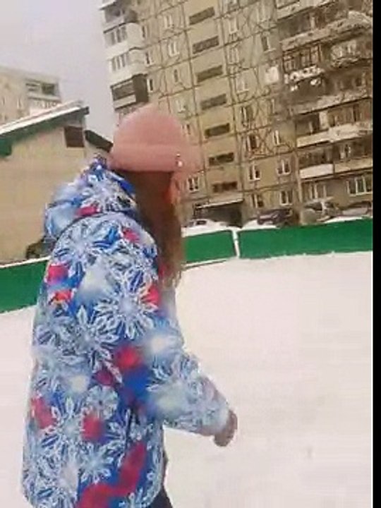 Аделя не умеет кататься на коньках