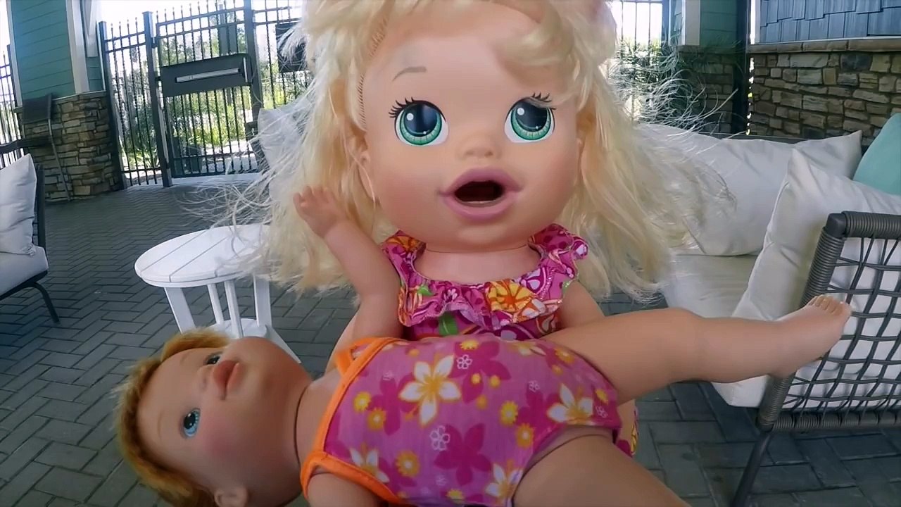 Baby Alive Minha Boneca e Baby Born que Nada de Verdade na Piscina!!! [Parte 5] Tototoykids
