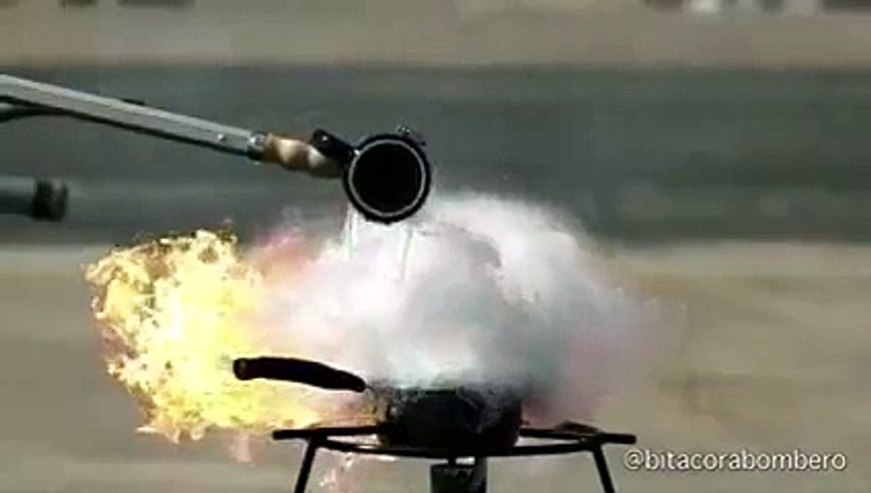 هذا ما يحدث عند محاولة إطفاء الزيت المغلي بالماء. يا لطيف يا الله