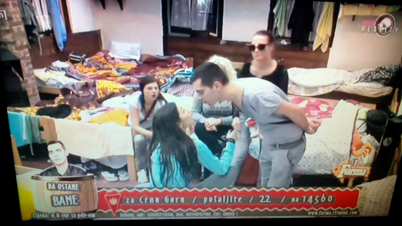 Farma 7 Ceca,Bane unosenje i pljuvanje u lice