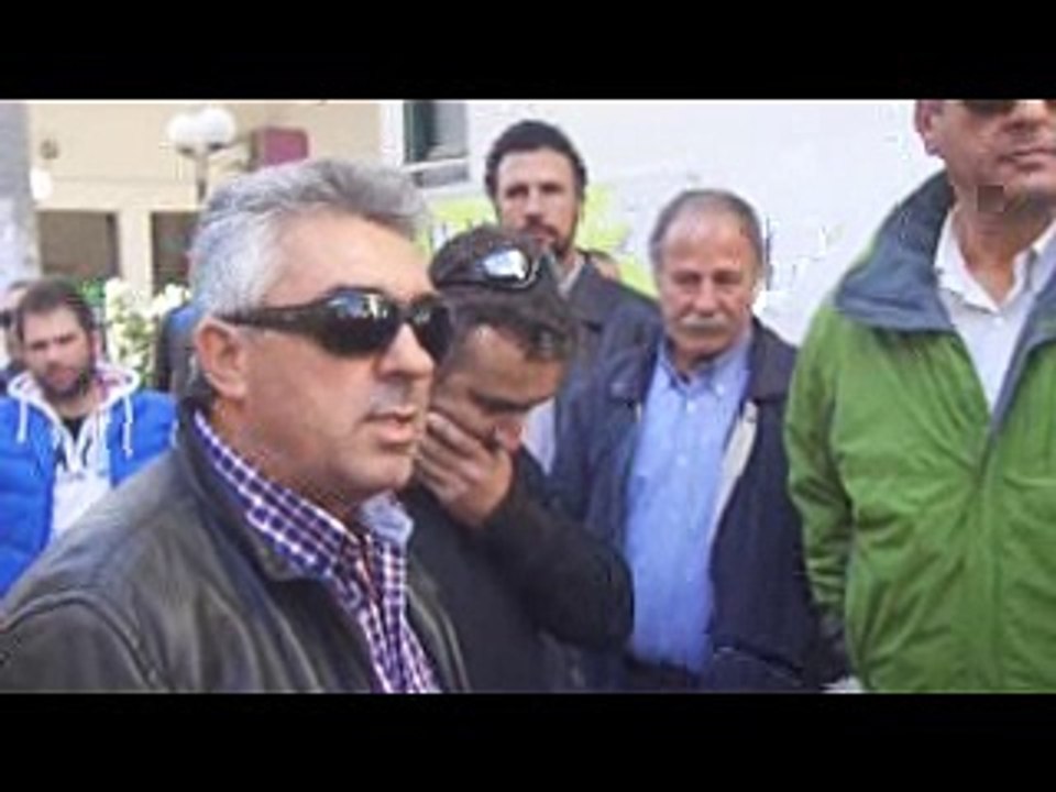 Αγρότες από τα μπλόκα του Κάστρου και του 90ου χλμ στα γραφεία του ΣΥΡΙΖΑ στη Λιβαδειά