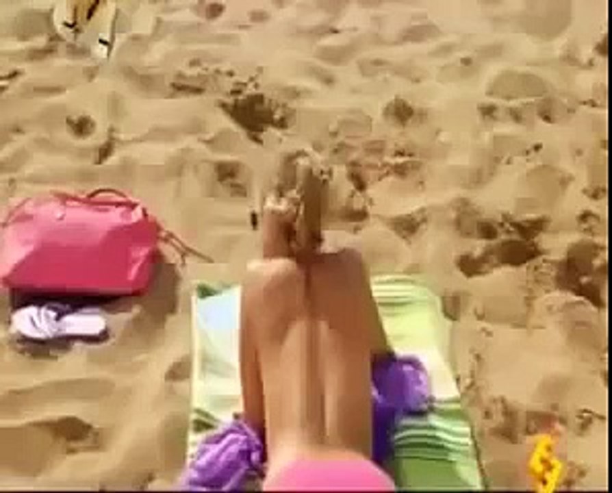 Девушка подайте мячик