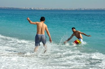 Antalya'da Deniz Sezonu Erken Başladı