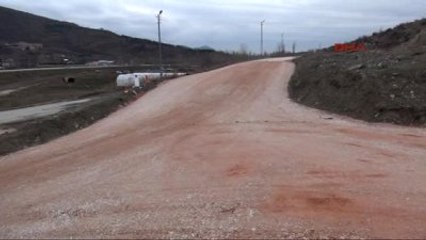 Descargar video: Tokat Vatandaş 'Tapulu Arazim' Diye Kapattı, Belediye Alternatif Yol Yaptı