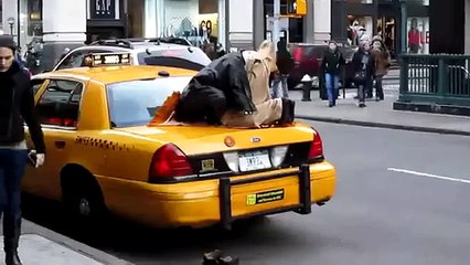 MASHA'ALLAH !! Muslim Guy Praying in Public - New York [HQ]