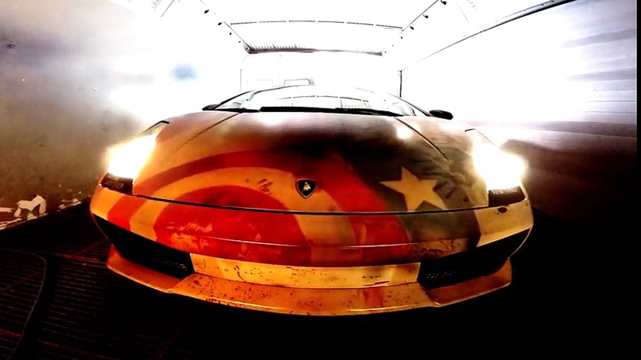 Vê o que acontece quando este homem molha Lamborghini com água morna!