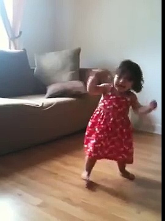 Baby girl dancing waka waka -