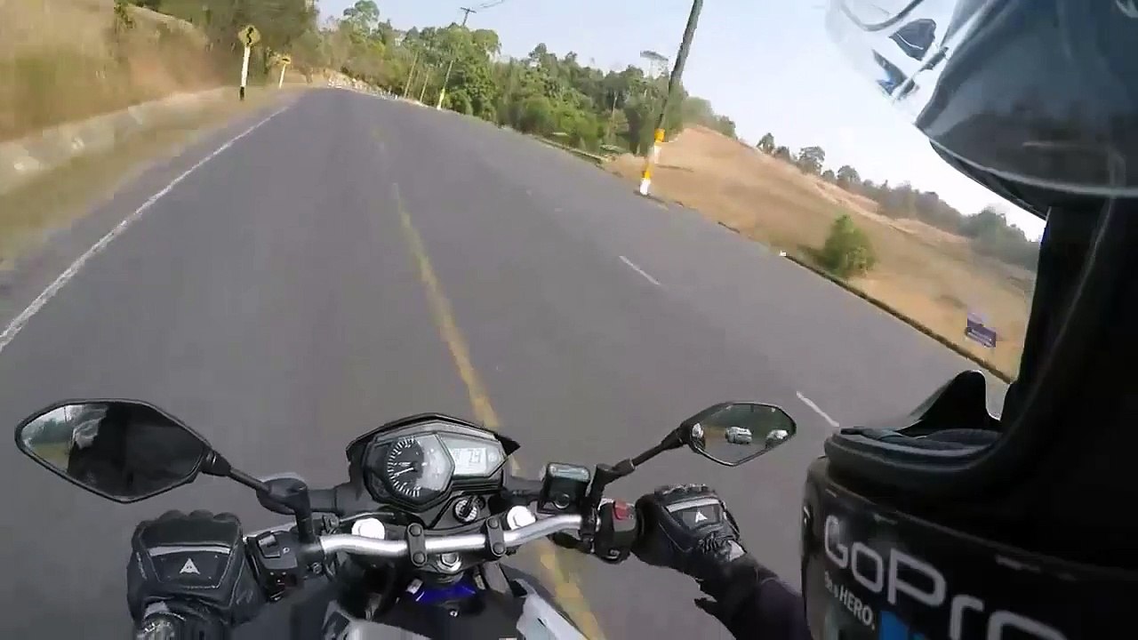 Ce motard ne s'attendait pas à croiser ça sur sa route!