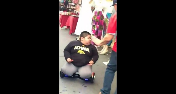Un enfant obèse sur un hoverboard