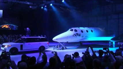 Richard Branson présente SpaceShipTwo, le vaisseau qui doit emmener des touristes dans l'espace