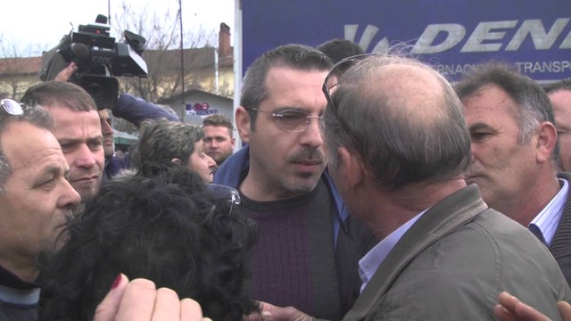 Report TV - Kombinat, banorët në protestë për mbifaturimin e ujit, bllokojnë rrugën
