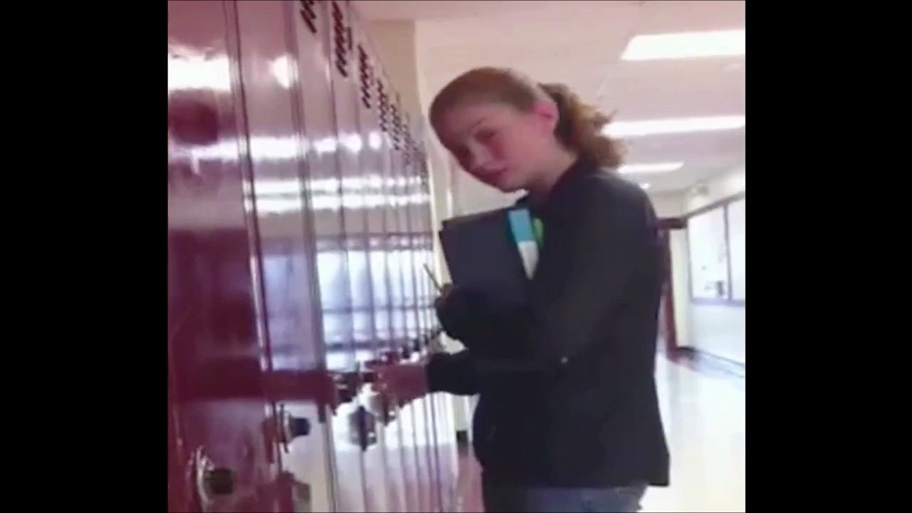 Faire flipper sa copine en se cachant dans son casier... Blague énorme