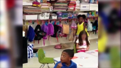 Un papa militaire de retour fait la surprise à sa fille...