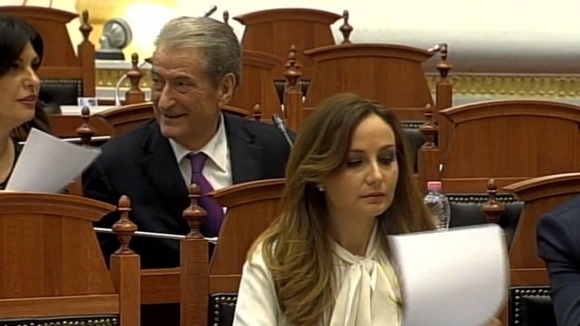 Report TV - Ahmetaj-Berishës: Fakto akuzat e për kokë të 2 gocave dorëhiqem