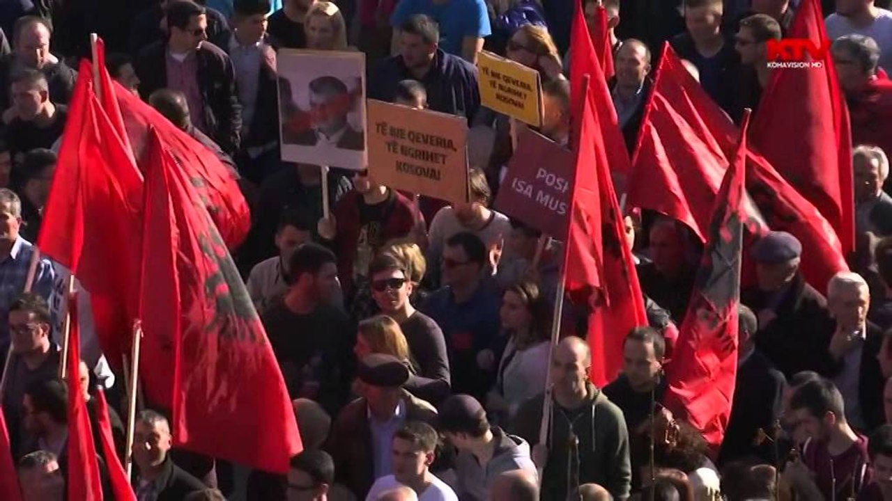 OPOZITA E BASHKUAR NE KOSOVE PROTESTON KUNDER MARREVESHJEVE ME SERBINE E MALIN E ZI LAJM mpg