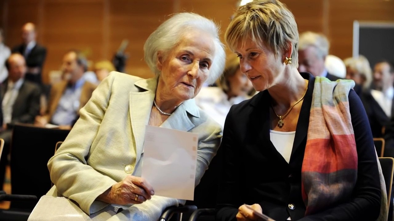 Top 10 Richest Women In The World 2015