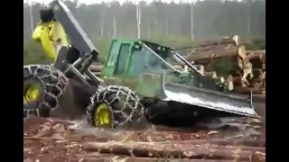 Трелевочный трактор на болоте
