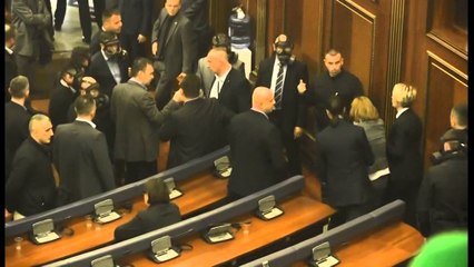 BE DENON DHUNEN NE PARLAMENTIN E KOSOVES, BLLOKIMI I KUVENDIT DEMTON INSTITUCIONET LAJM