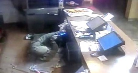 Beceriksiz Hırsız Soymaya Çalıştığı Restaurantın Asma Tavanından Aşağı Düştü