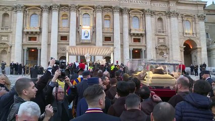 Católicos adoran el cuerpo de un sacerdote que murió en el año 1968