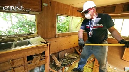 Une vieille dame secourue par une association