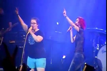 Une fan tombe sur scène, le groupe surprend tout le monde dans la salle...