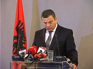 IMAMI DEKORON MEDALJE PER ARTISTE DHE SPORTISTE TE NJOHUR LAJM