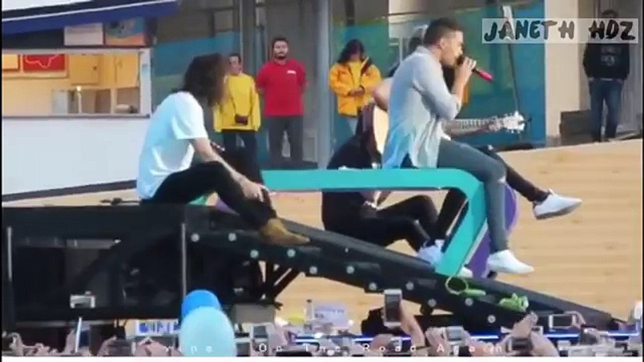 One Direction Funny Moments On The Road Again Tour [Subtitulado]