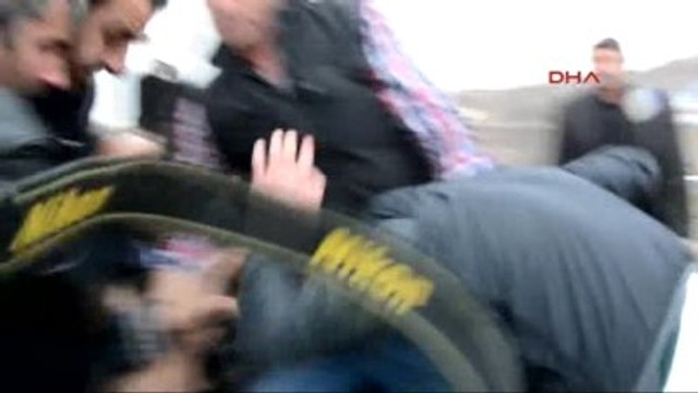 Sivas Aracına Çarpan Sürücüye Meydan Dayağı Attı