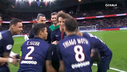 Pocho fêté par ses coéquipiers avant de les quitter pour la Chine