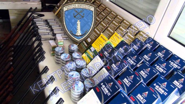 POLICIA GREKE PRANGOS KURDET ME PASAPORTA BRITANIKE ME ARSENAL ARMESH E MUNICIONI LAJM