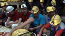 Madenciler, ilk iftarlarını yerin 1000 metre altında yaptı
