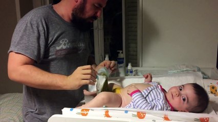 Papa change une couche pour la première fois
