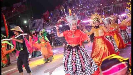 Singapur despide la fiesta del Año Nuevo Lunar con máscaras y disfraces