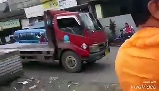 Pengendara Mobil Lawan Arus Dibela Polisi