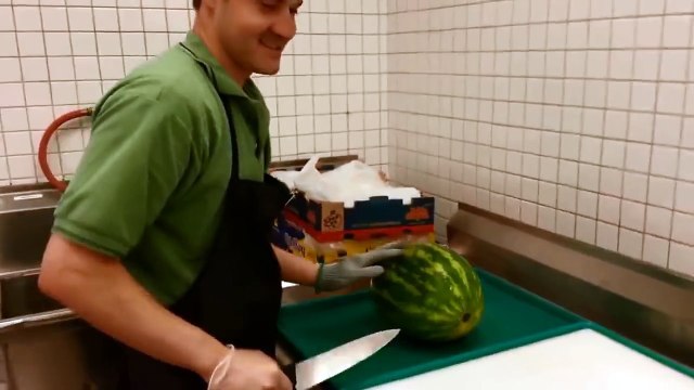 этот человек режет арбуз за 21 секунд ! (21 секунд)