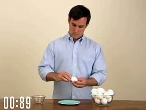 Как за 10 секунд почистить яйцо