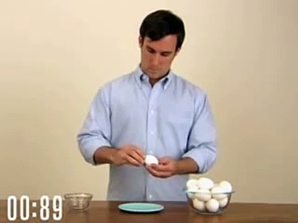 Как за 10 секунд почистить яйцо