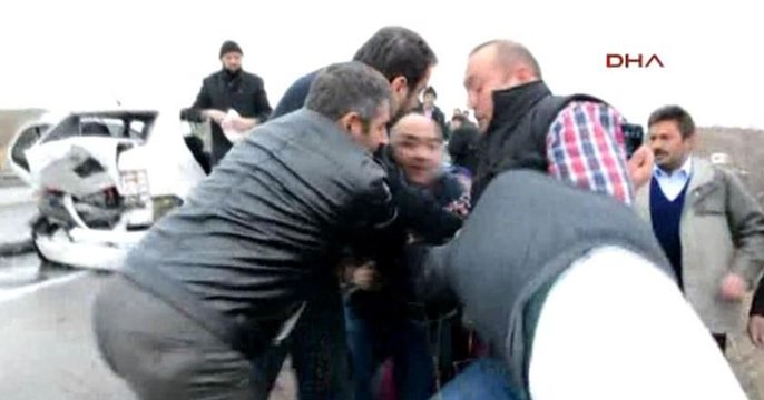 Aracına çarpan sürücüye meydan dayağı attı