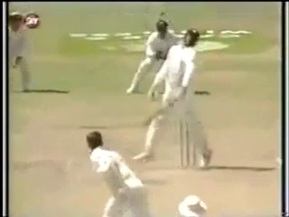 Worst batting ever in cricket history.Hilarious.U laugh for ages.Can't stop laughing.watch till end
