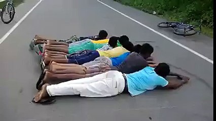 Aksi lucu atraksi sepeda