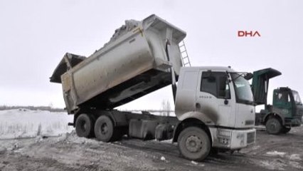 Kamyonlarla Muş'tan Taşınan Kar, Keban'a Akıyor