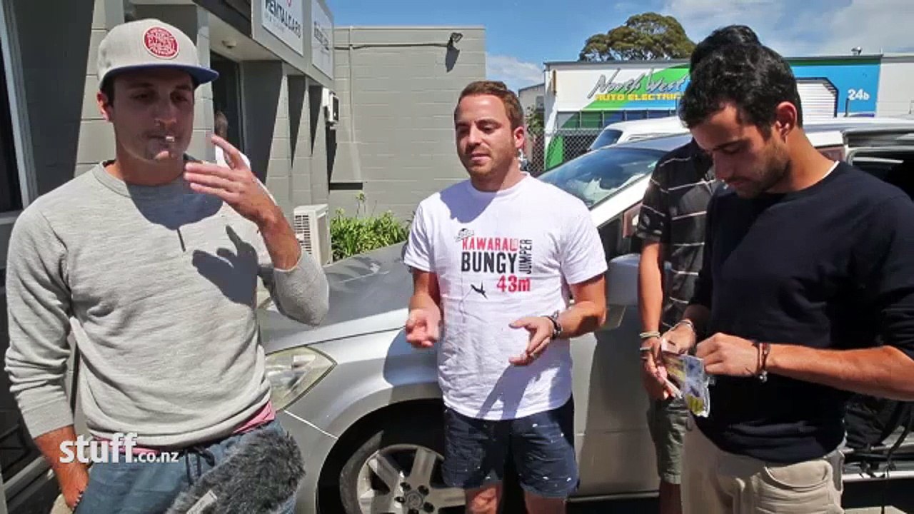 Touristes français pissent par la fenêtre de leur voiture de location (Nouvelle-Zélande)