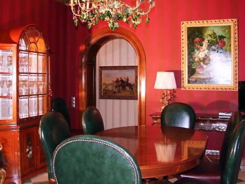 Гостиная в красном цвете