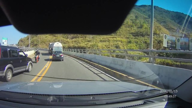 Un motard survit à un choc frontal avec une voiture d'une violence inouïe