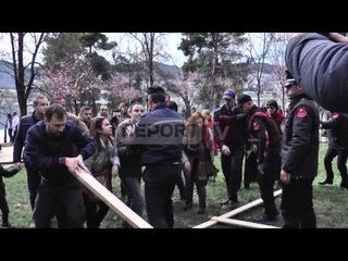 Report TV - Këndi te liqeni, shoqëria civile përplaset fizikisht me policinë
