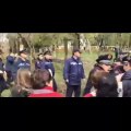 Polici godet gruan gjatë protestes te Parku i Liqenit
